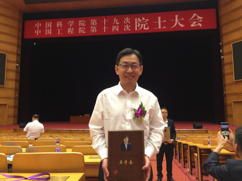 MRI scientist and engineer Professor Ed X. Wu receives the 12th Guanghua Engineering Science and Technology Prize by the Chinese Academy of Engineering. 